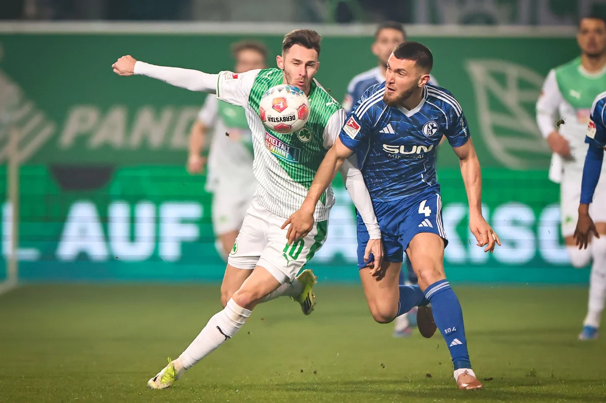 Kampf um jeden Ball: Schalkes Hasan Kurucay (r) im Duell mit dem Fürther Branimir Hrgota.