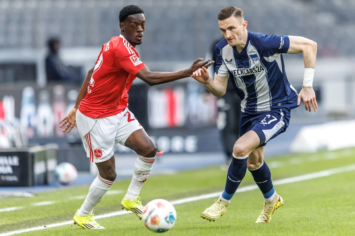 Nürnbergs Rabby Nzingoula im Zweikampf mit Herthas Niklas Kolbe.