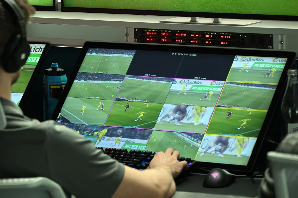 Ein Video-Schiedsrichter hat mehrere Kameraeinstellungen im Blick. (Archivbild)